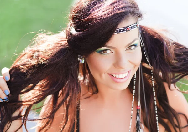 Bella donna hippy sorridente naturale con indosso trucco colorato — Foto Stock