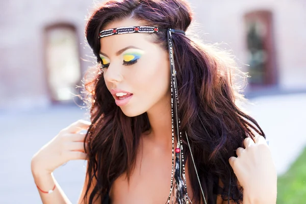 Bela mulher hippy sorrindo natural vestindo maquiagem colorida — Fotografia de Stock