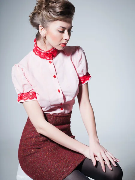 Sexy woman dressed retro doing a pin -up fashion shoot in the studio — Stock Photo, Image