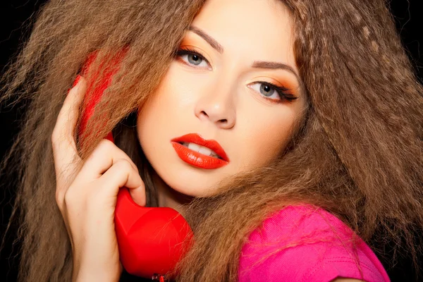 Quente sensual chamada menina falando no vermelho telefone isolado no preto — Fotografia de Stock