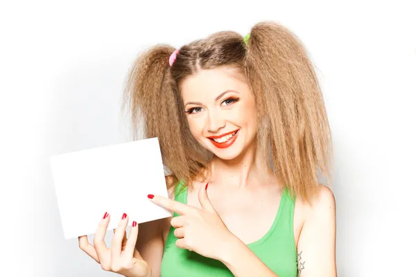 Bonito sorrindo menina segurando um papel branco isolado no branco — Fotografia de Stock