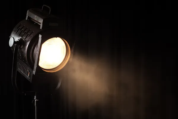 Luz de punto de teatro vintage en cortina negra con humo — Foto de Stock