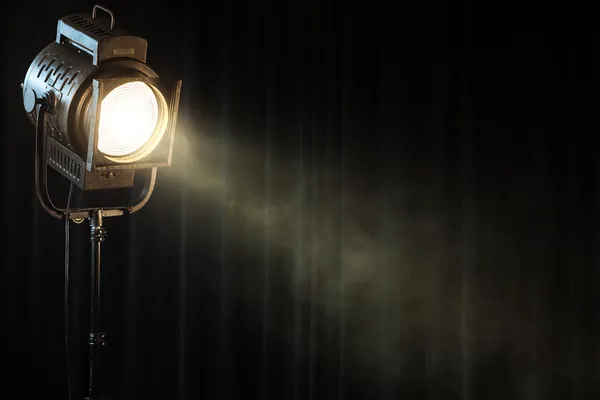 Вінтажний театральний прожектор на чорній завісі з димом Ліцензійні Стокові Зображення