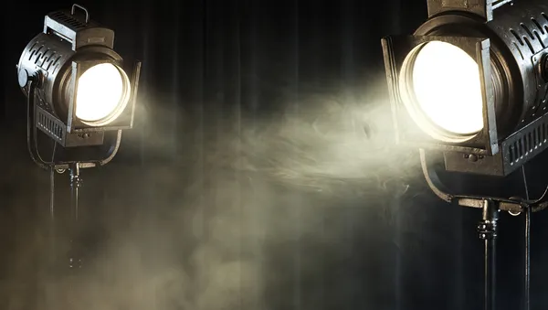 Вінтажний театральний прожектор на чорній завісі з димом Стокове Фото