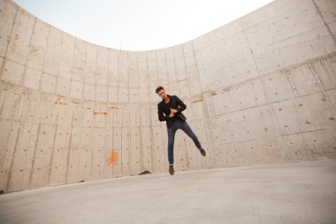 çekici erkek kot pantolon ve bot içinde bir grungy manzarası giymiş