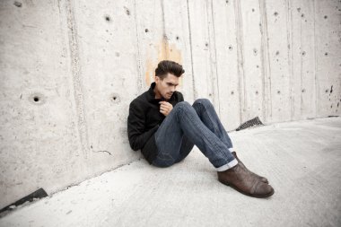 çekici erkek kot pantolon ve bot içinde bir grungy manzarası giymiş