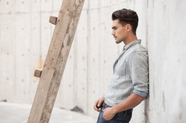 çekici bir adam iyi giyinmiş