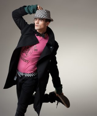 güzel genç erkek model atlama - stüdyo çekimi, kopya alanı