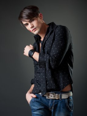 Çok erkeksi genç erkek modeli ile dudak izleri onun yanak-stüdyo çekimi