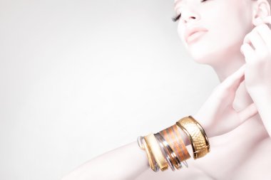 mücevher, çok temiz bir görüntü kopyalama alanı ile giyen güzel bir kadın