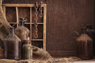 eski tozlu şişeleri natürmort