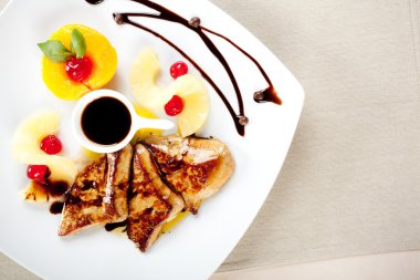 çam elma şeftali ve tatlı ile yemek lezzetli beyaz et che