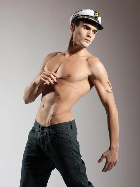 Очень привлекательный молодой мужчина-модель топ голый с матросской шапкой, отличное тело - студийная съемка — стоковое фото
