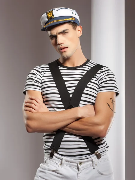 Velmi atraktivní mladý mužský model oblečený jako námořník - studio pro natáčení — Stock fotografie