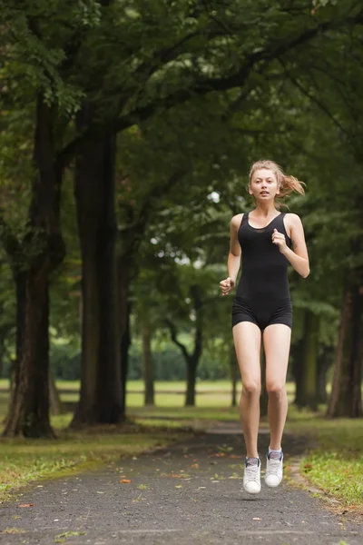 Fille courant dans le parc — Photo