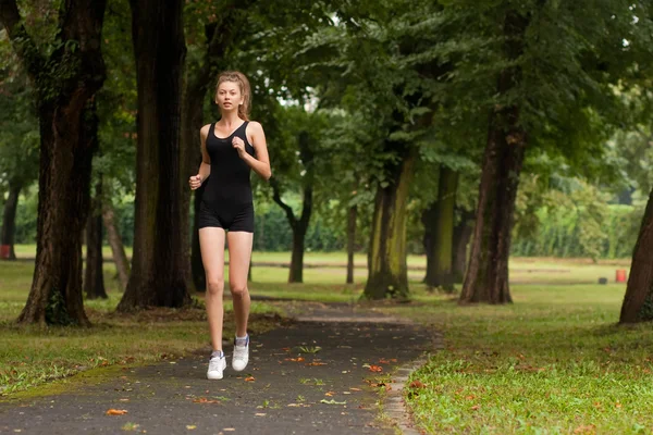 Girl running in the park — Stock Photo, Image