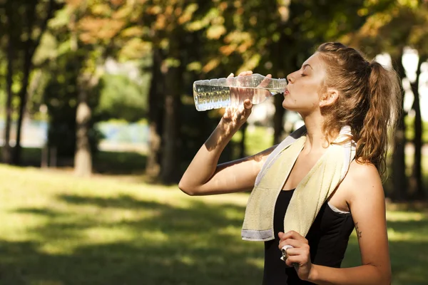 물을 마시는 소녀 — 스톡 사진