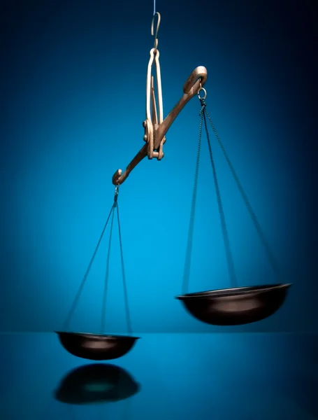 Scala giustizia moto intenzionale blured isolato su sfondo blu — Foto Stock
