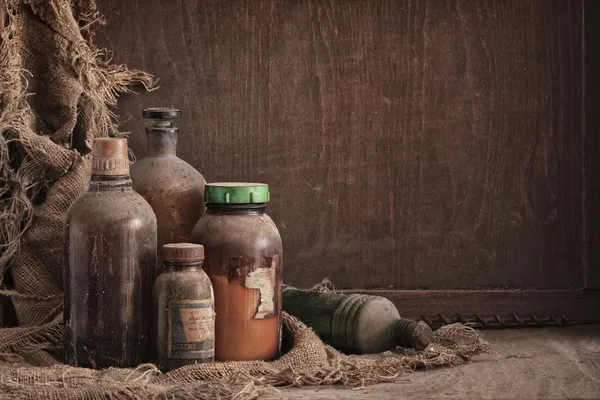 Viejas botellas polvorientas naturaleza muerta — Foto de Stock
