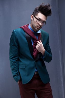 seksi manken erkek zarif - casual karşı poz giyinmiş
