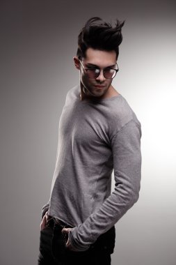 seksi manken adam stüdyo - düşük anahtar dramatik rahat poz giyinmiş
