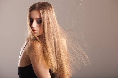 Uzun düz saçları genç model