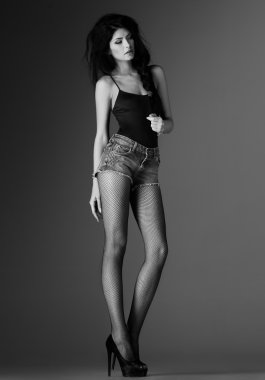 demin kısa pantolon, net çorap ve stüdyoda poz highheels güzel bir kız