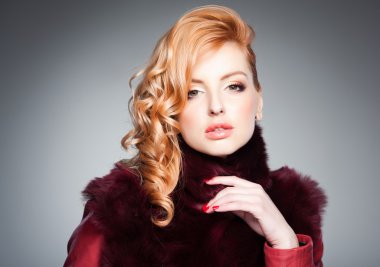 profesyonel makyaj güzel sarışın kadının güzellik atış