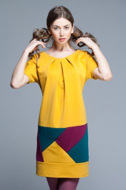 sevimli kadın renkli yaz aylarında soğuk gri gri arka plan üzerinde elbise