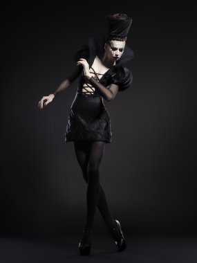 güzel model poz satranç kraliçesi - moda ve güzellik kavramı