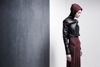 kadın model bir minimal studio kurulum çok dramatik poz