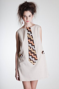 sevimli kadın renkli yaz gri arka plan üzerinde elbise