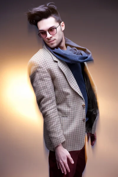 Модель моди чоловік одягнений випадковий позує драматичний - навмисне розмивання руху — стокове фото