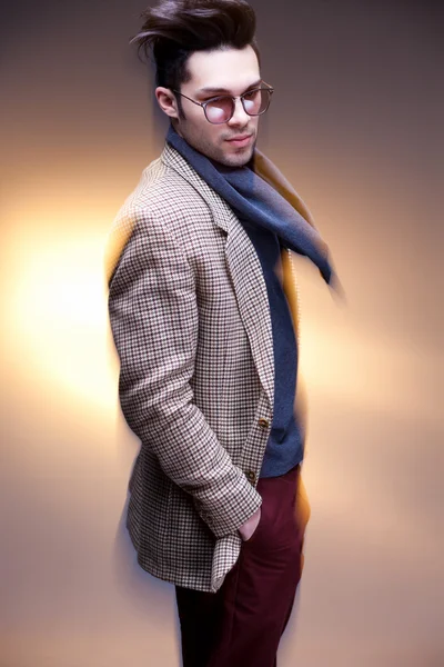 Modelo de hombre de moda vestido casual posando dramático - desenfoque movimiento intencional — Foto de Stock