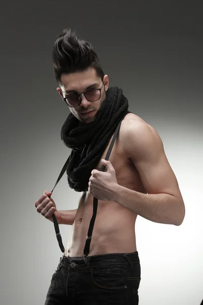 Seksi moda erkek modeli üst çıplak stüdyoda dramatik poz — Stok fotoğraf