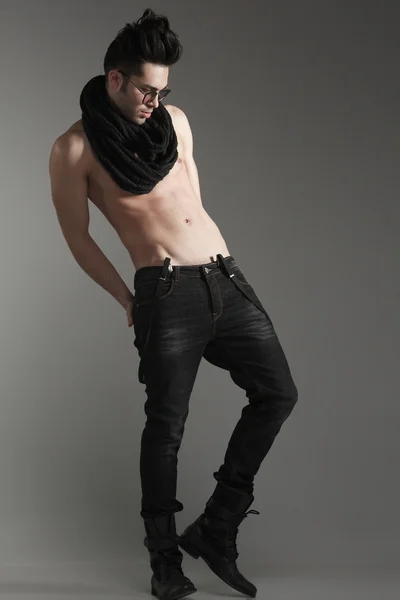 Sexy moda homem modelo top nu posando dramático no estúdio — Fotografia de Stock