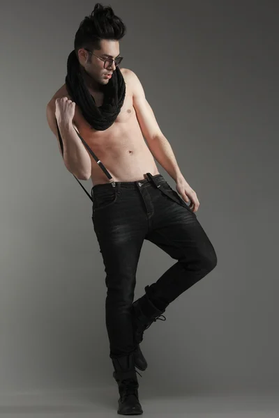 Seksi moda erkek modeli üst çıplak stüdyoda dramatik poz — Stok fotoğraf