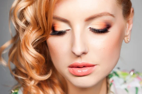 Bellezza colpo di bella donna bionda che indossa professionale make-up su — Foto Stock