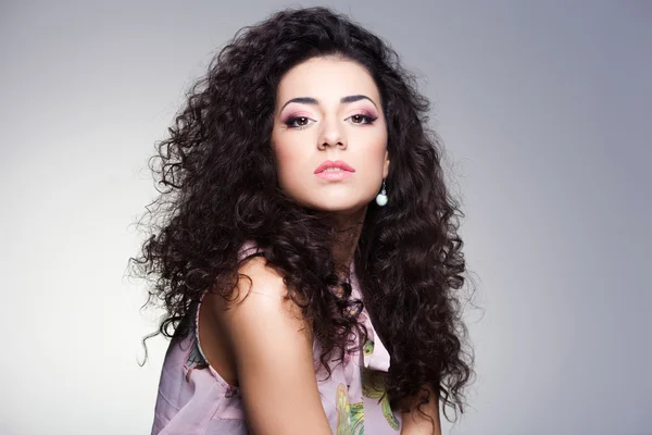 Cute girl with curly hair wearing make-up - studio shot — Stock Photo, Image