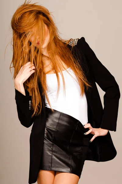 長い赤髪とキラキラ水着の熱いセクシーなモデル — ストック写真