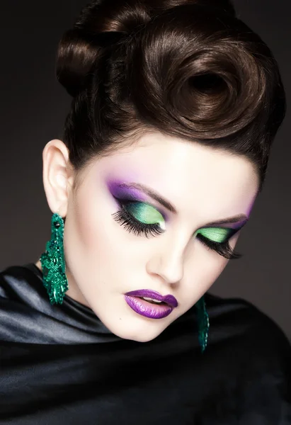 Professionelles blaues Make-up und Frisur auf dem schönen Frauengesicht - Studio Beauty Shot — Stockfoto
