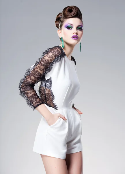 Bela mulher vestida elegante posando glamourosa - estúdio de moda tiro — Fotografia de Stock
