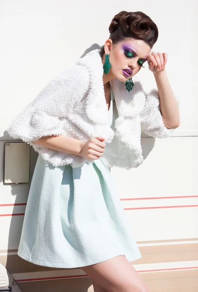 Bella modella donna in abito bianco, pelliccia e tacchi alti in posa all'aperto — Foto Stock