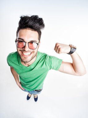 kas - gösterilen hipster gözlüklü komik yakışıklı adam geniş açı çekim