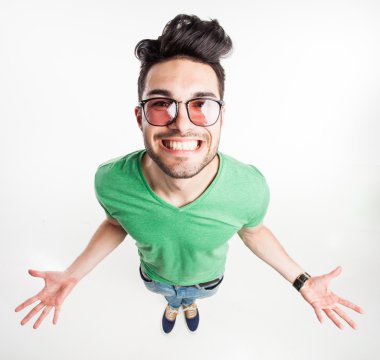 yakışıklı adamla komik: hipster gözlük onun avuç içi gösterilen ve geniş geniş - gülümseyen shot açısı