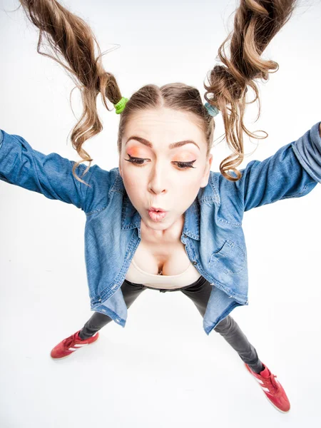 Linda chica divertida con dos colas de caballo - tiro de gran angular —  Fotos de Stock