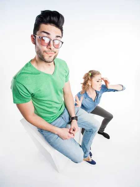 Belo casal vestido casual argumentando - vista de cima tiro de ângulo largo — Fotografia de Stock