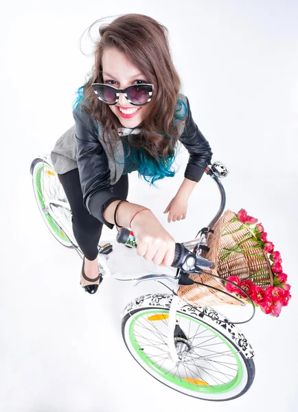 Bonita chica montando una bicicleta sonriente - aislado sobre fondo blanco — Foto de Stock