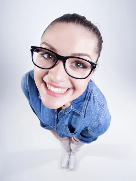 Menina bonita usando óculos geek sorrindo — Fotografia de Stock