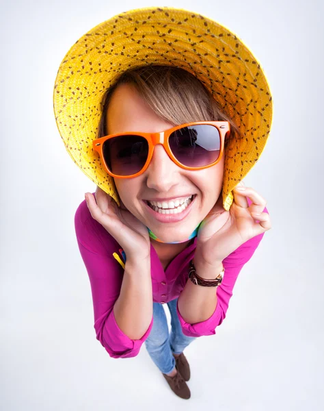 Jolie fille avec chapeau drôle souriant dans le studio — Photo